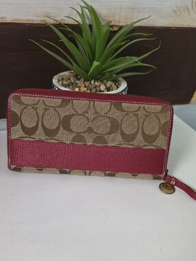 Coach signature Zip Around wallet excellent condition